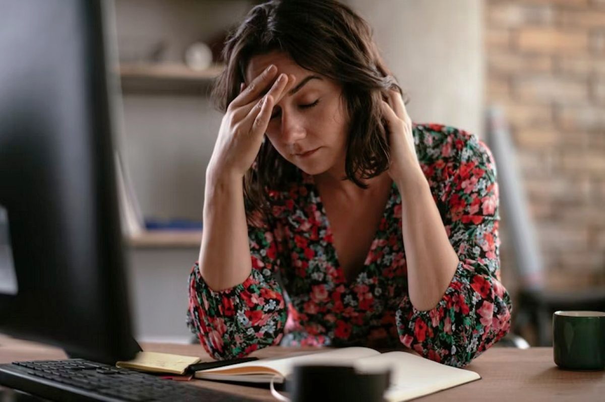une femme soucieuse et fatiguée devant son écran d'ordinateur