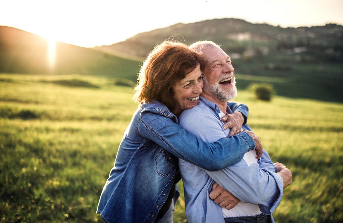 une femme et un homme complices qui rient